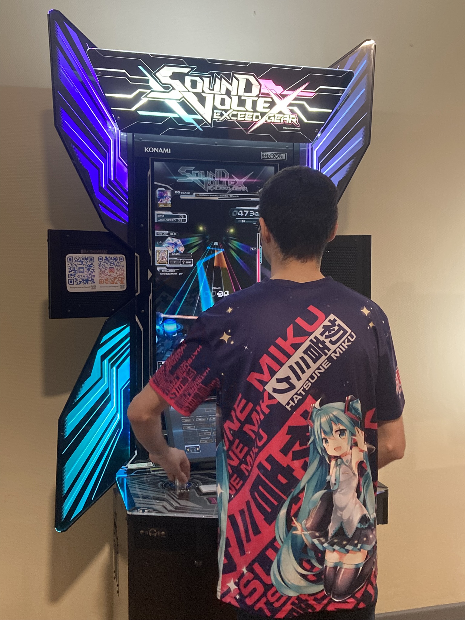 Une personne jouant à Sound Voltex